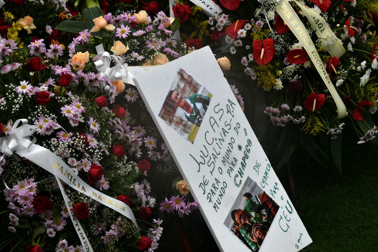 Más de 100,000 personas se dieron cita en el estadio del equipo para recibir los cuerpos de los futbolistas que fallecieron en el accidente aéreo.