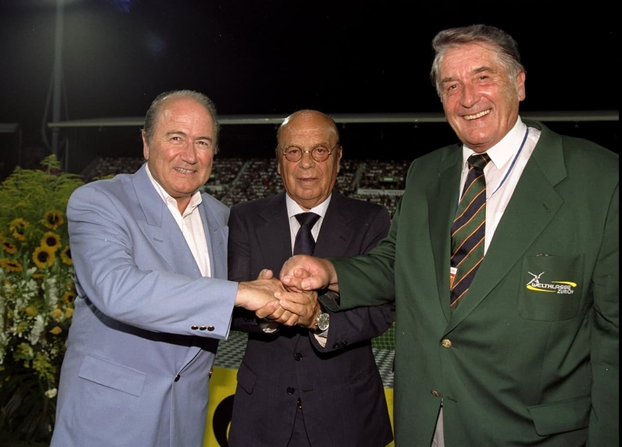 El primero de ellos fue en 1997 poco antes de asumir la presidencia de la Federación Internacional de Fútbol.