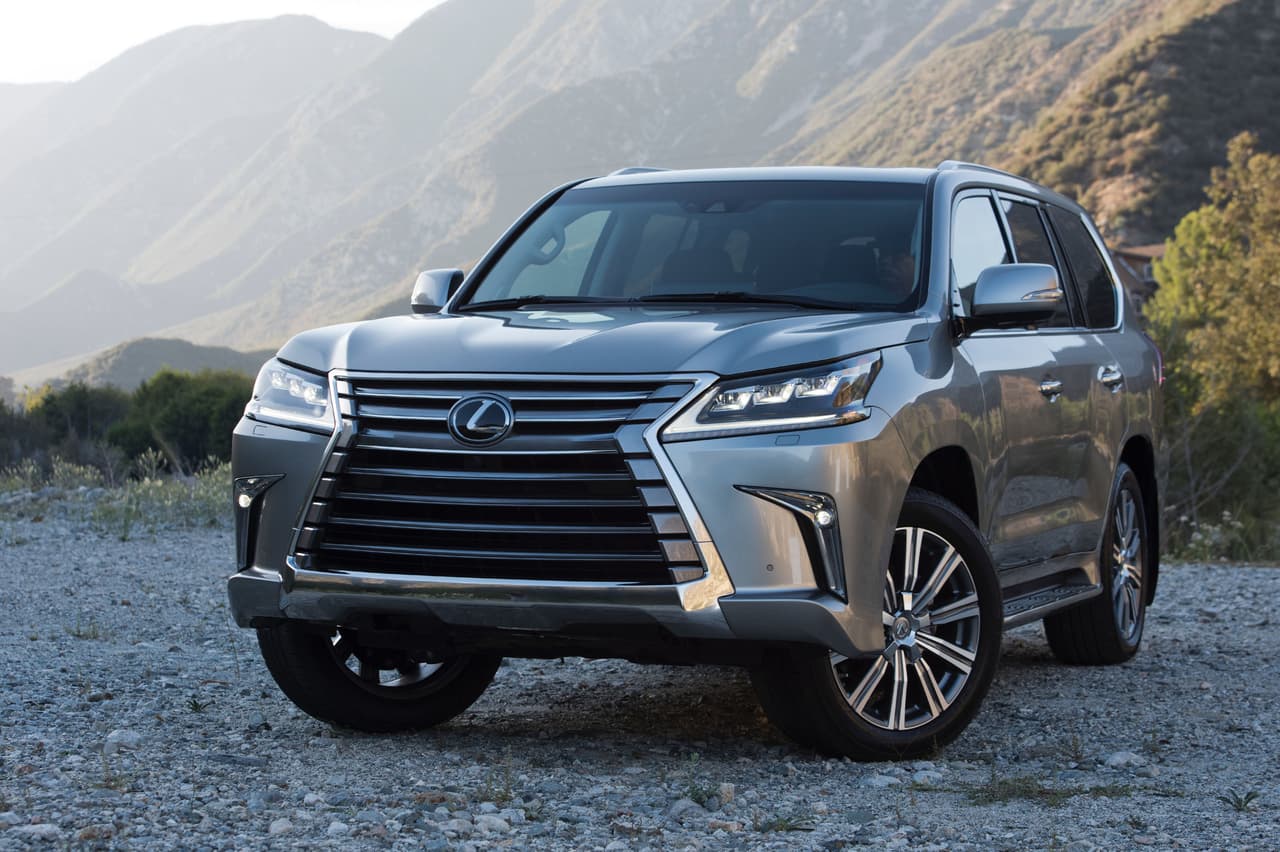 9. Lexus LX 570 (26 pts): La SUV grande de Lexus tiene poder de sobra gracias al portentoso V8 de 5.7 litros que se esconde detrás de esa enorme parilla, la cual sin duda enamora a los amantes de las actividades todo terreno pero que con seguridad espanta a los ambientalistas.
