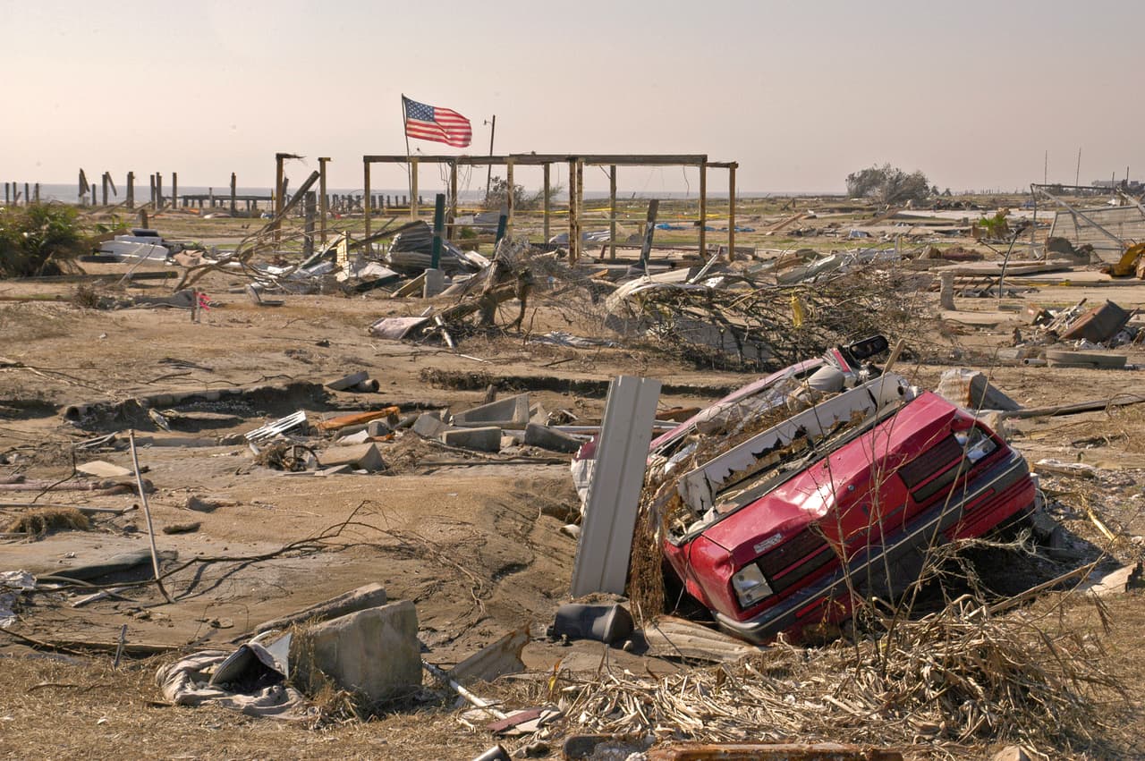 <b>Huracán Rita (2005). Fallecidos: 130 en Texas y Lousiana.</b> Se formó al norte de las islas del Caribe, cruzó el estrecho entre Cuba y Florida, se fortaleció en el Golfo de México y tocó tierra entre Texas y Louisiana donde perdió fuerza. Fue el ciclón tropical más intenso que se ha observado en el golfo de México y el cuarto huracán más fuerte registrado en el océano Atlántico.