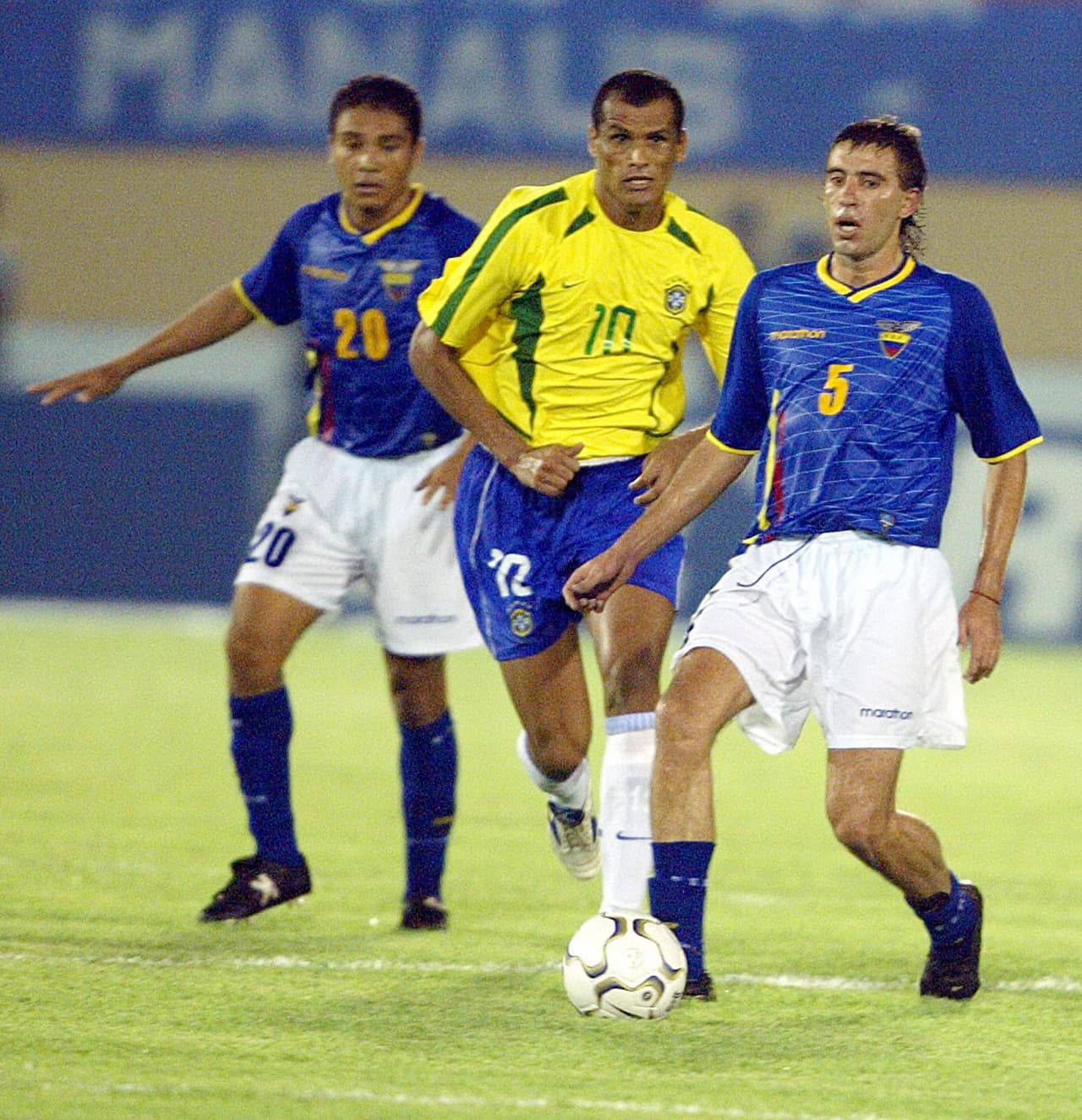 Rivaldo (Brasil) - Potente, veloz y con un control del balón y el espacio muy buenos. Lo mejor de él se vio en la selección de Brasil así como en el Barcelona.