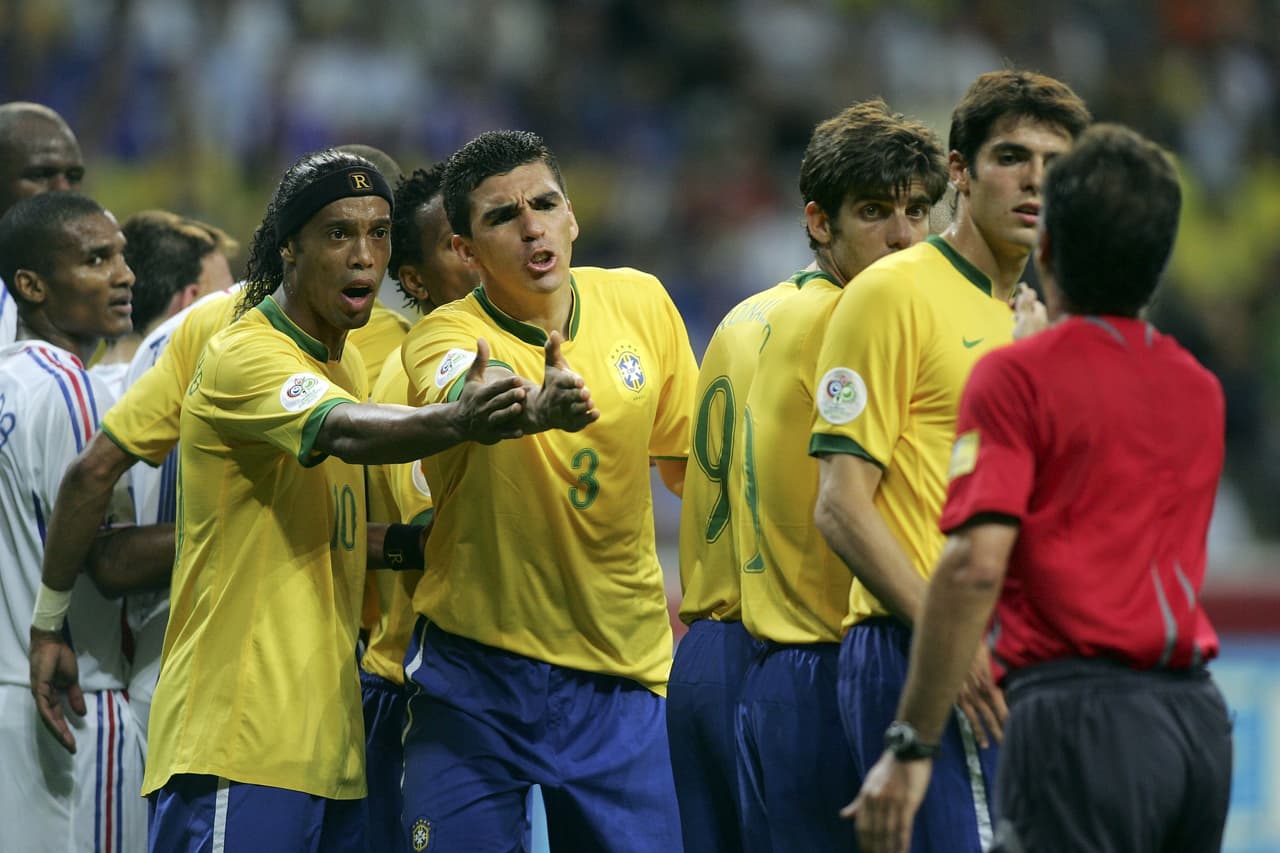 El Mundial de 2006 llegó con una decepción en los cuartos de final para Ronaldinho luego de caer 1-0 contra Francia, que al final sería subcampeón en Alemania. Ese fracaso lo alejó del Balón de Oro.