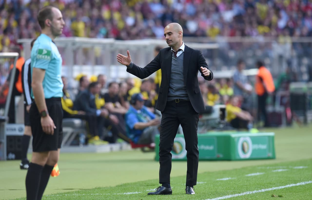 Aún con el saco puesto, Pep no lemantaba que el gol no se presentara para su equipo desde los primeros minutos.