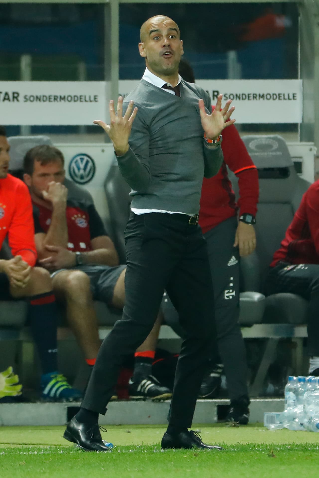 Por difícil de creer que parezca, esa es la forma en que les pide ir con fuerza buscando el balón.