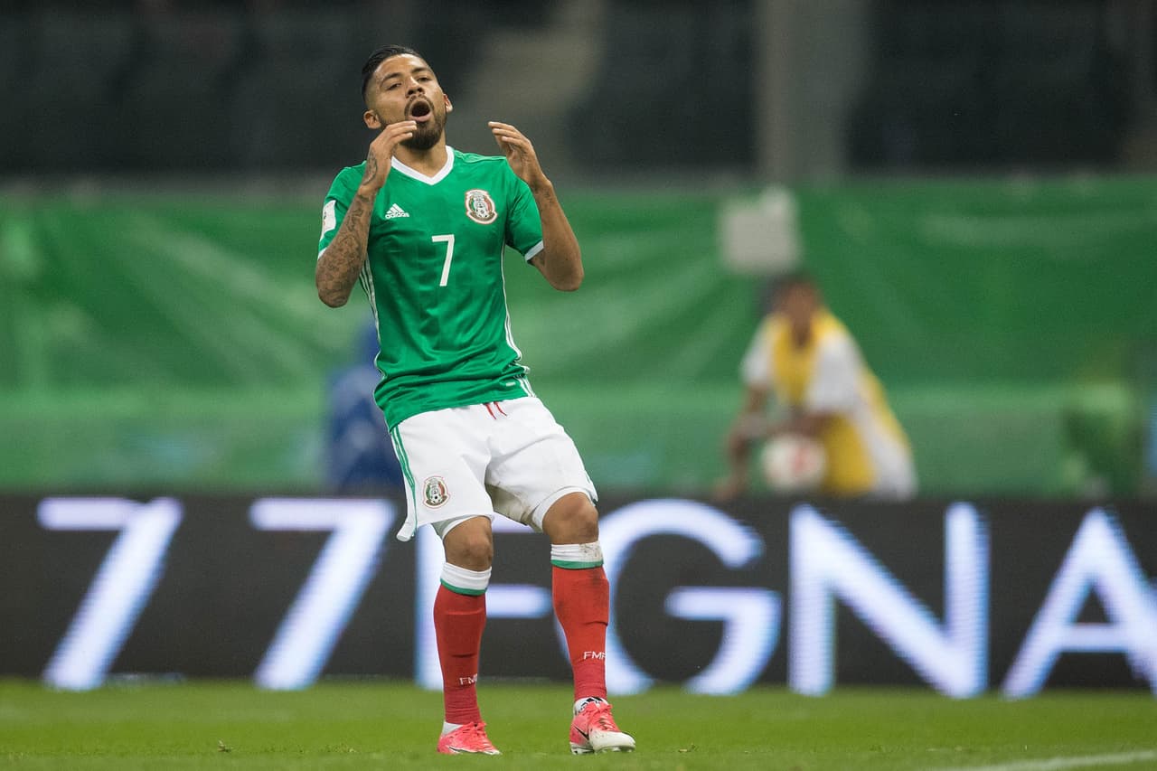 Javier Aquino se perdió un gol imperdible mandando un remate hasta el Estadio Azul.