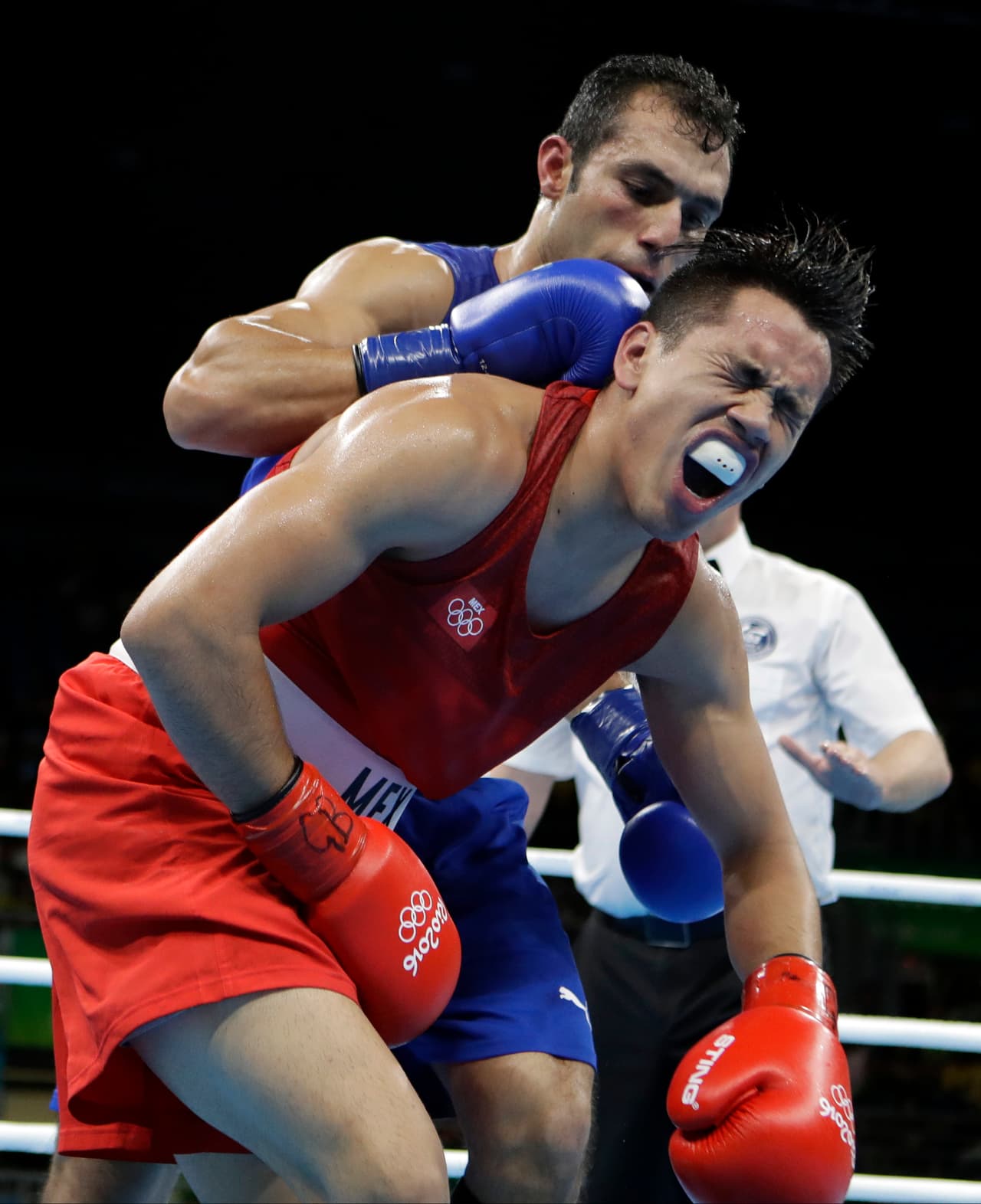 Tanta fue la desesperación de Hosam Hussein Bakr Abdin que apostó por un desagradable golpe bajo para mandar a la lona al mexicano, a quien recibió la cuenta de protección en el segundo capítulo.