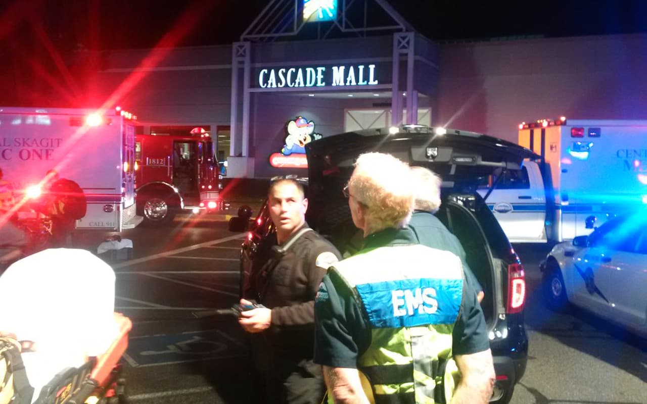 Cinco personas mueren por un tiroteo en un centro comercial al norte de Seattle