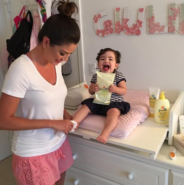 A Baby Giulietta le gusta mucho andar descalza explorando por toda la casa.