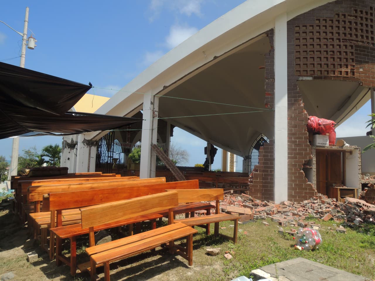 La iglesia de Canoa sufrió grandes daños por el terremoto pero agora da brigo a muchos sobrevivientes.