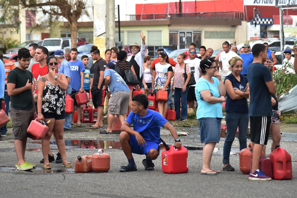 Tras el paso del huracán María, un grupo de personas esperaba comprar gasolina este viernes en una estación de Arecibo, Puerto Rico.