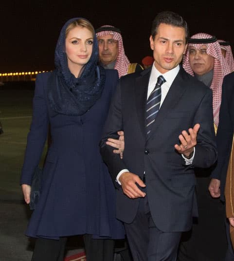 Tomada del brazo de Peña Nieto.