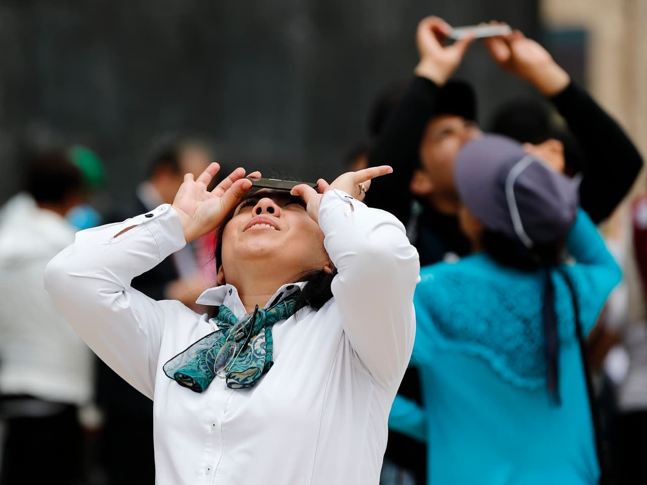 Una mujer observa el fenómeno desde Ciudad de México (México). En el centro de México se pudo apreciar hasta en un 25%.