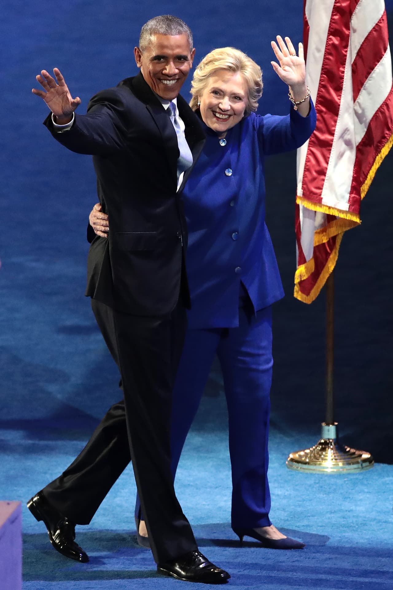 Lejos de los altos tacones que han llevado muchas mujeres a la Convención, Hillary Clinton ha apostado por 'hitten heels' del mismo tono de su traje, unos tacones de 1.5 pulgadas que inmortalizó Audrey Hepburn y que son emblema de comodidad y elegancia.