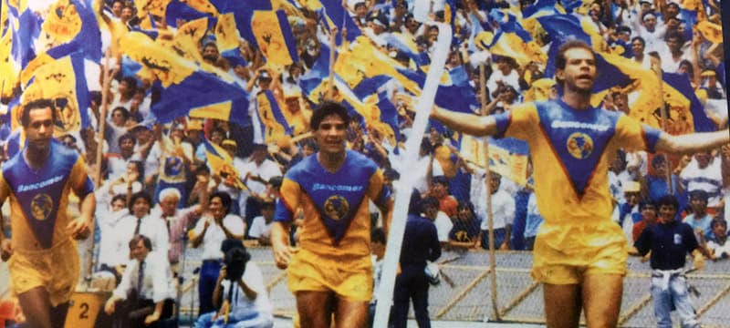 AmeEn la 1988-89 América derrotó en el estadio Azteca 3-2 a Cruz Azul y en la vuelta disputada en el mismo escenario empató 2-2 para levantar la copa.