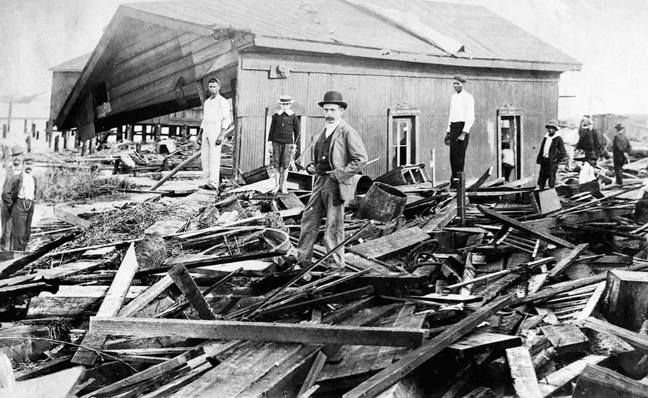 <b>11.- El Gran Huracán (1896). Fallecidos: 130 en Florida.</b> Formado en el Golfo de México en septiembre de 1896, destruyó la mayor parte del área residencial del pueblo de Cedar Key, en la costa oeste de la península de Florida. Cruzó el estado hacia el este y dejó una franja de destrucción hasta que llegó a la costa Atlántica en Fernandina, donde se tomó esta fotografía. Luego la tormenta continuó hacia el norte y llegó a Virginia.