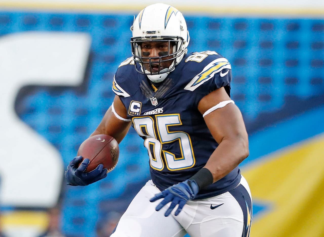 <b>Los Angeles Chargers: ANTONIO GATES</b> (14 temporadas)
<br>Es justo preguntarse si Gates, de 37 años de edad, habría regresado para una 15ª campaña si lograba romper -no empatar- el récord de Tony González de la mayor cantidad de touchdowns para un ala cerrada con 111. Probablemente jugará un papel secundario detrás del arma de zona roja de segundo año, Hunter Henry. Gates sigue siendo una amenaza con 24 touchdowns en sus últimas tres temporadas. Aún no está acabado.