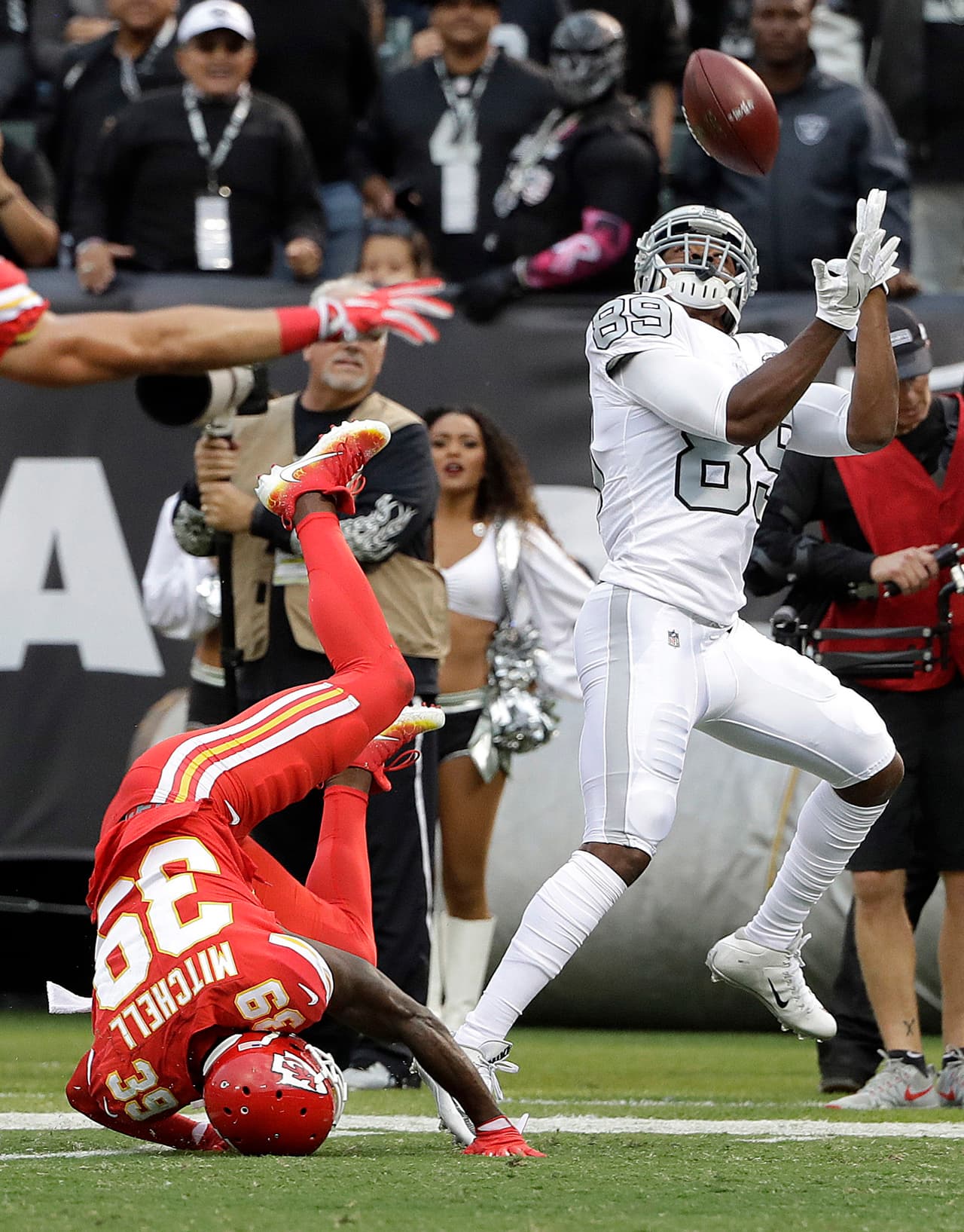 En el primero, Cooper pareció empujar a Terrance Mitchell, pero los oficiales levantaron la bandera y le dieron a Cooper el TD de 38 yardas.