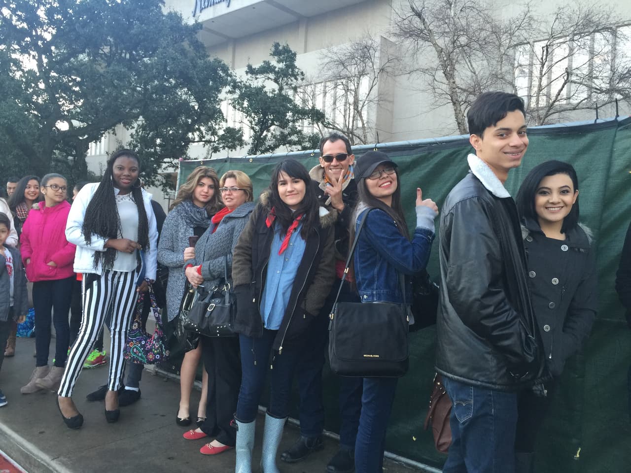 Cantando y con toda la energía se hicieron sentir los jóvenes texanos que madrugaron en busca de la oportunidad de sus vidas. Cada uno tuvo la misión de convencernos con su talento, personalidad y estilo único, muchos audicionaron pero sólo los mejores subirán al escenario.