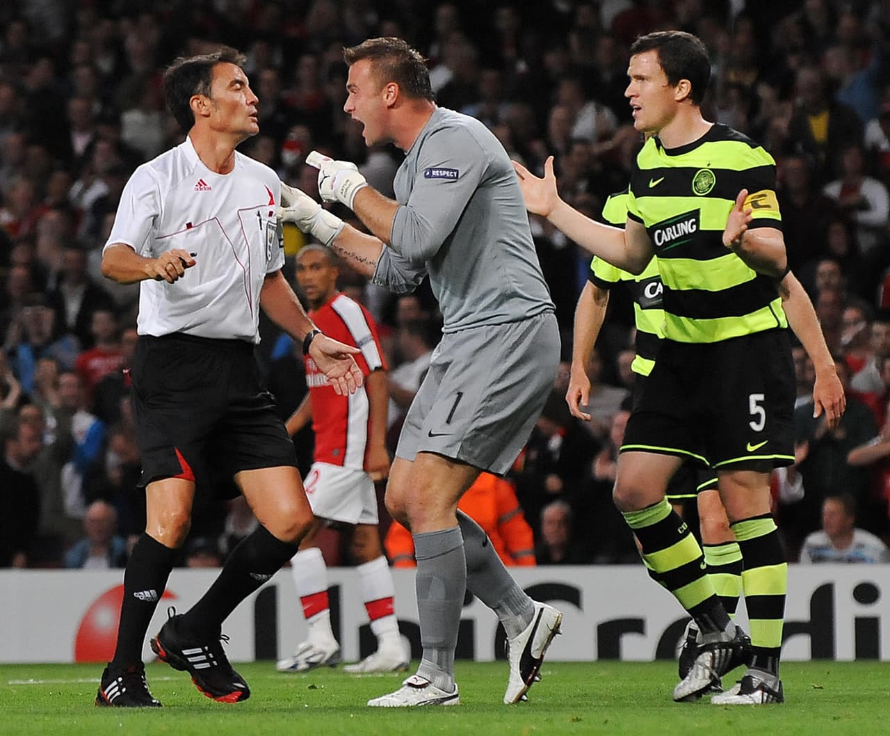 Los árbitros a menudo no saben si amonestarlo por sus gestos sobre el terreno de juego.