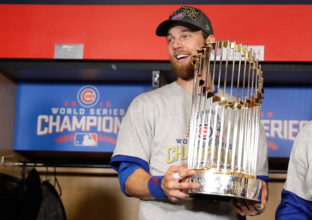 Ben Zobrist posa con el trofeo después de que los Cachorros de Chicago ganaron su primera Serie Mundial en 108 años.
<br>