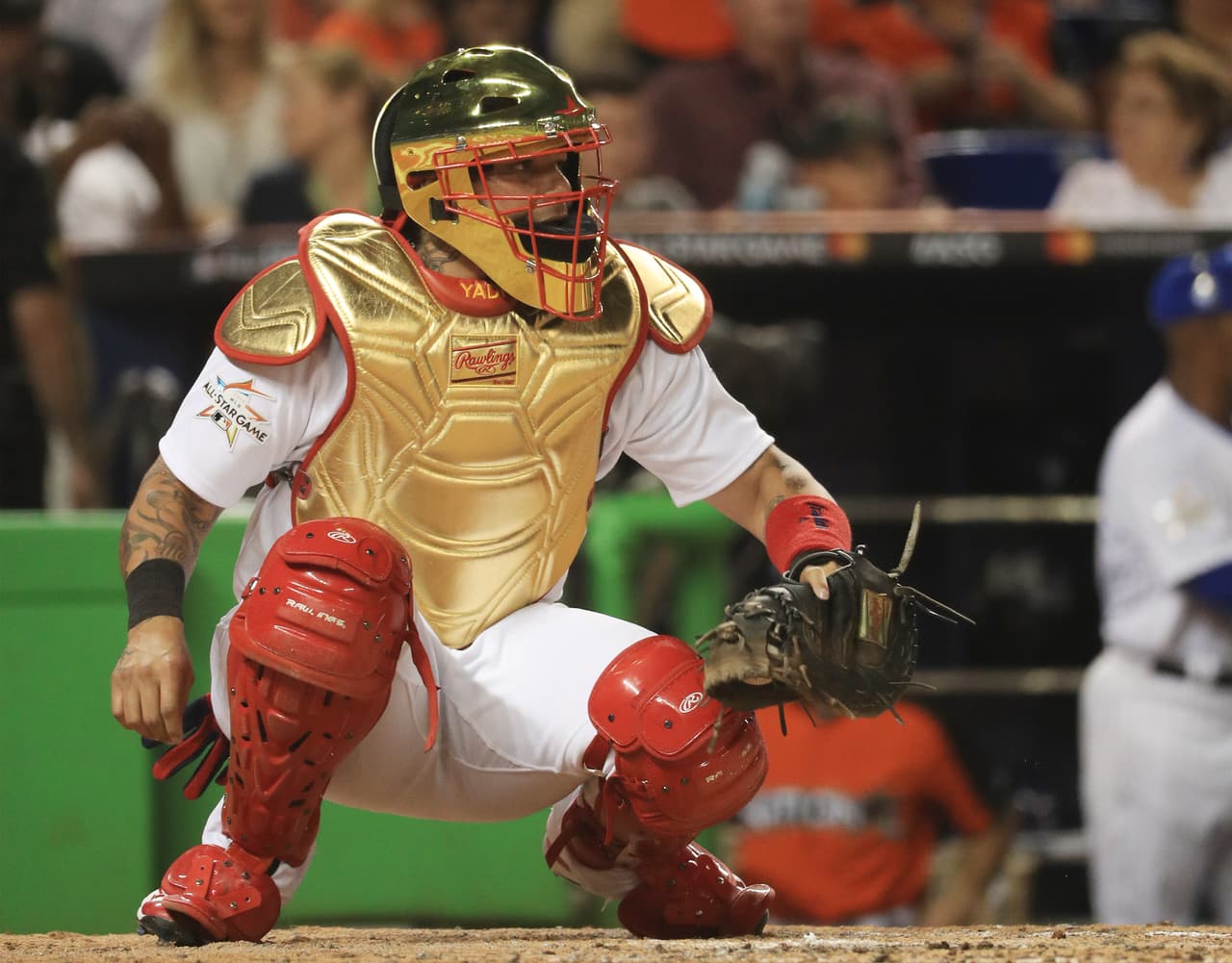 Y hablando de Yadier Molina, imposible no destacar el peto y el casco dorados que decidió utilizar en este juego. Bastante peculiar por decir lo menos.