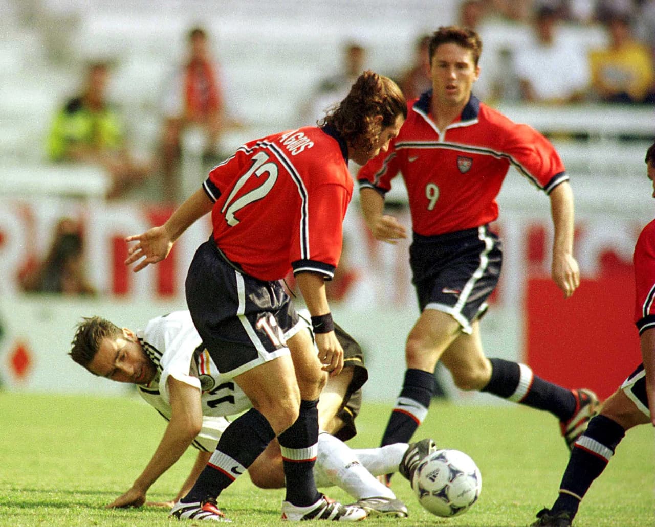 Jeff Agoos contuvo bien al débil ataque alemán.