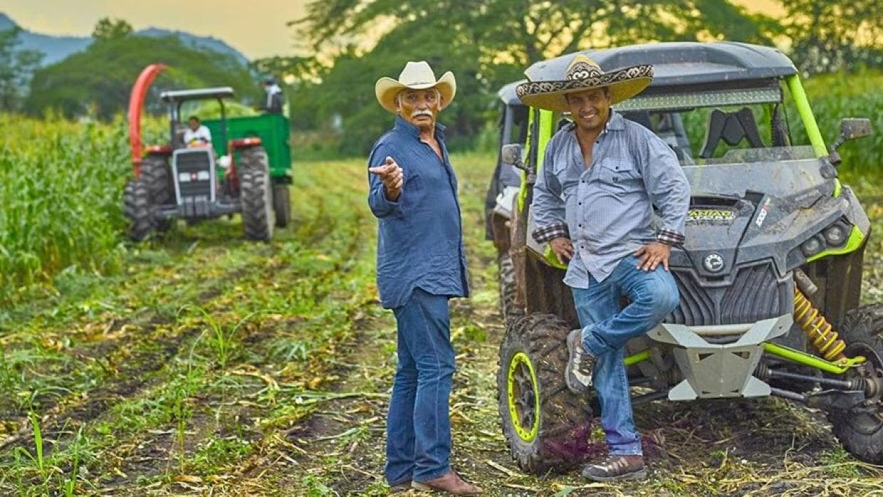 El cantante mexicano sabe lo importante que fue la influencia de su padre,
<b>Don César Álvarez</b>, para lograr sus metas y siempre tener los pies en la tierra.