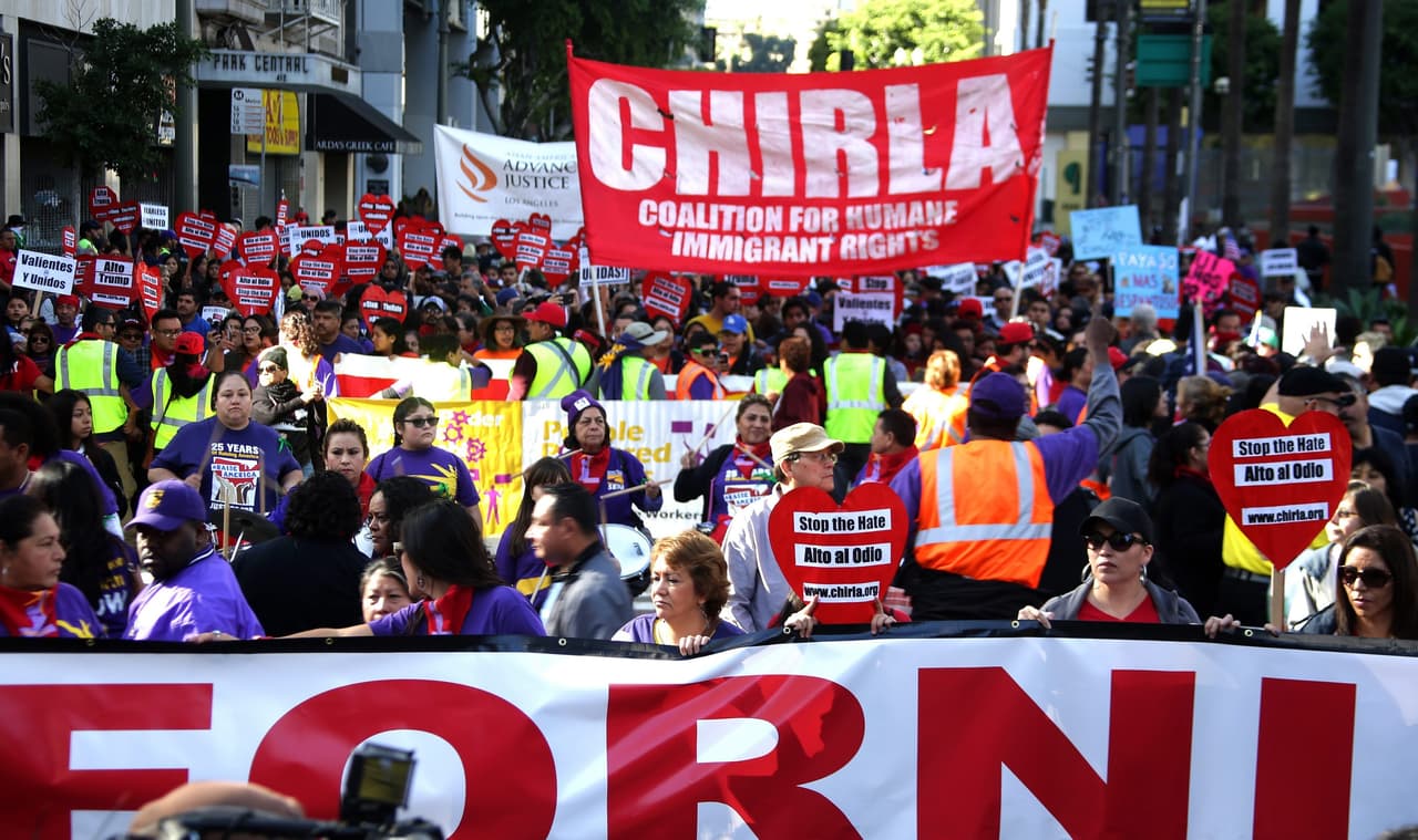 Miles de manifestantes marchan por las calles de Los Ángeles en el 'Día del Inmigrante'.