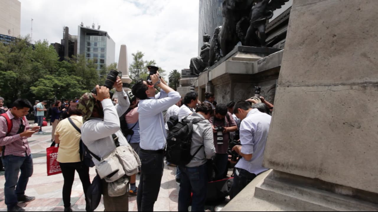 Gente que fue a ver el eclipse en la Plaza del Ángel, en el paseo La Reforma en Ciudad de México.