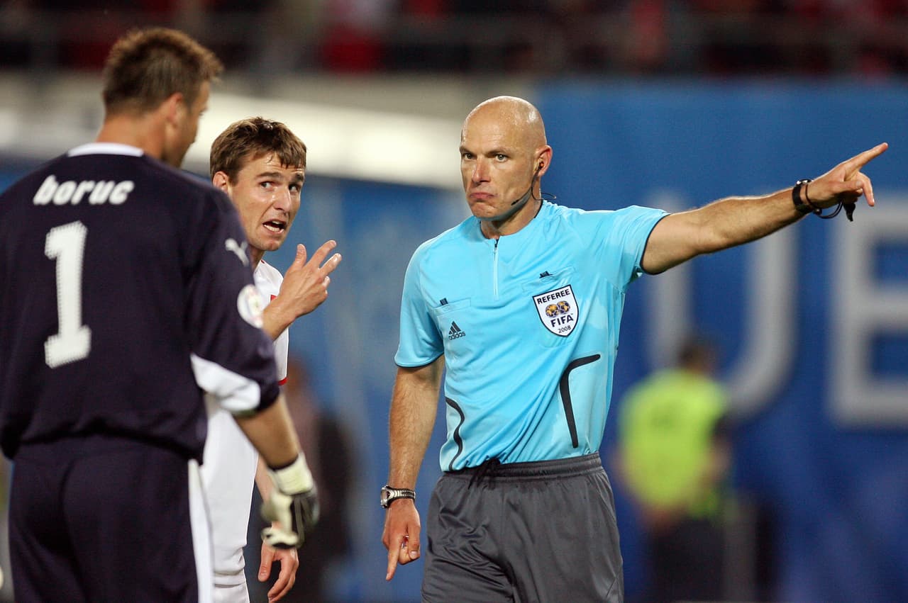 Howard Webb, ex-árbitro inglés, solía valerse de la mano dura para lidiar con Boruc.