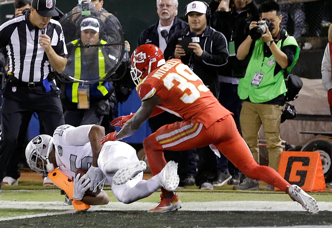 Pero los castigos por abrazar de Ron Parker y Eric Murray prepararon el escenario para la jugada final. Carr conectó con Crabtree en la esquina de la zona de anotación con el reloj en ceros.