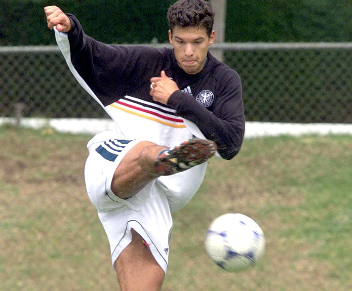 No había mucho de dónde echar mano. Se convocó a un Michael Ballack de 22 años, quien entonces jugaba en el FC Kaiserslautern.