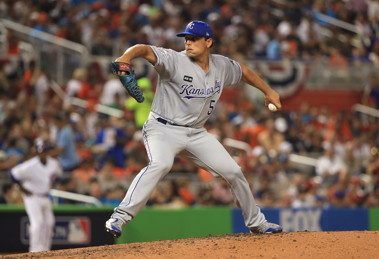 Los lanzadores dominaron el juego a placer. Jason Vargas lanzó una entrada en la que sólo permitió un imparable y no aceptó carrera.