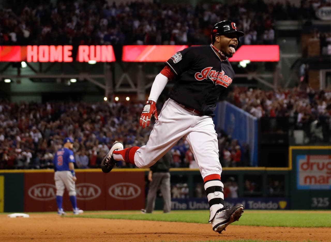 Rajai Davis, de los Indios de Cleveland, celebra después de su jonrón, durante el séptimo juego.