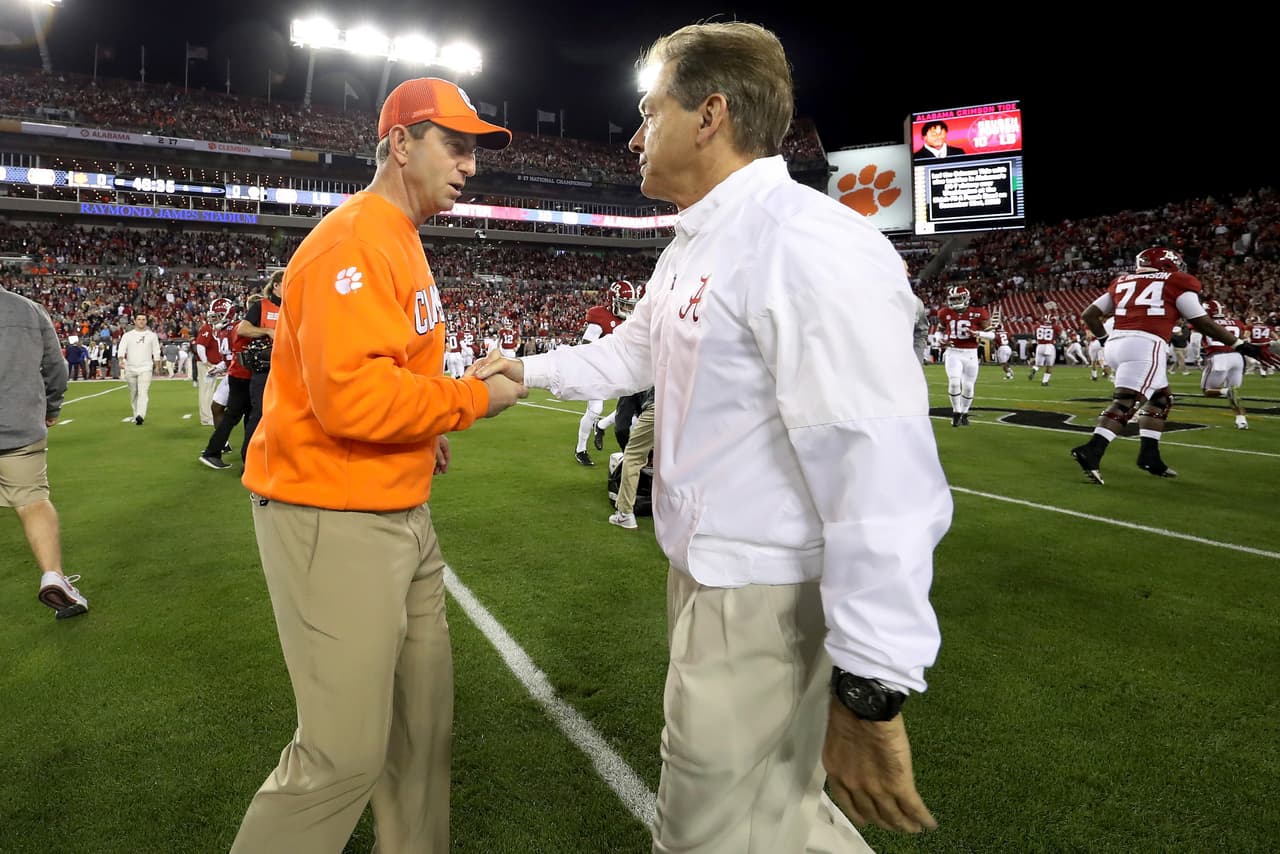El entrenador en jefe Dabo Swinney de los Tigres de Clemson (izquierda) saluda al entrenador en jefe Nick Saban de la marea carmesí de Alabama antes del partido del Campeonato Nacional de la NCAA.