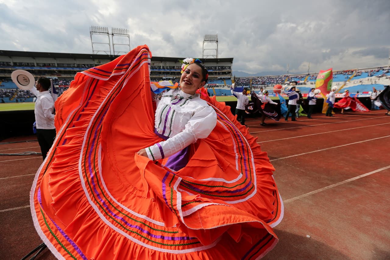 El estadio vivió una fiesta con bailes de trajes típicos y demás en medio de la alegría previa.