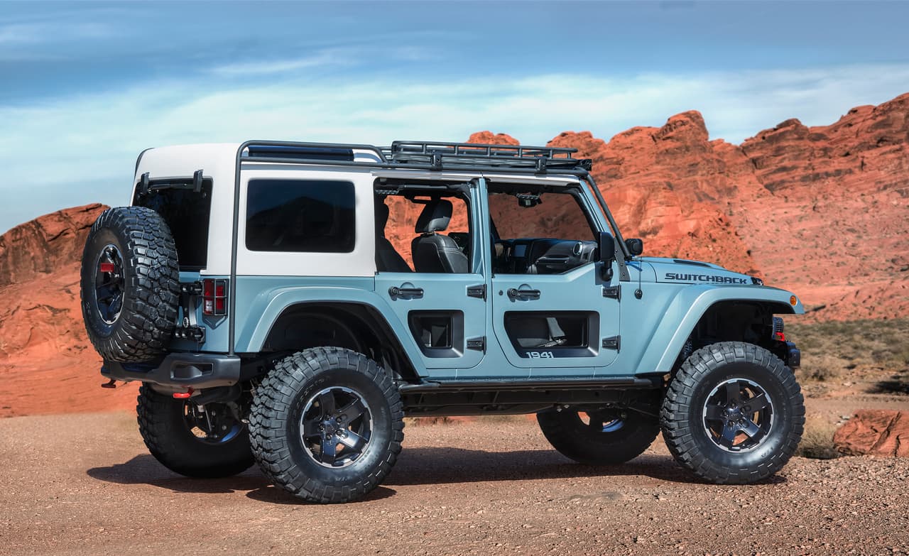 Lo que no vas a poder conseguir en ningún catálogo son los rines de 17 pulgadas que aún están en estado de concepto y llevan con neumáticos BFGoodrich Mud-Terrain KM2 de 37 pulgadas.
<br>
<br>El Jeep Switchback cuenta con un motor Pentastar V-6 de 3.6 litros combinado con una transmisión automática de cinco velocidades.