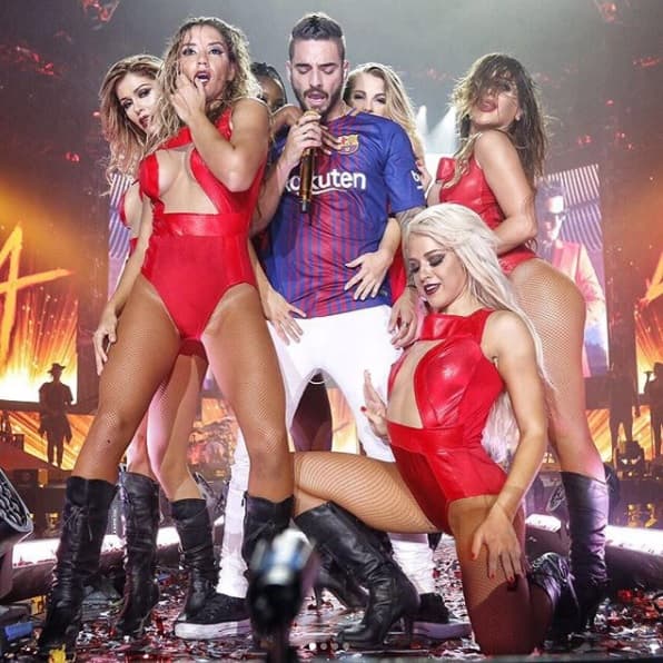 Las bailarinas también han caído ante los encantos del cantante, como se puede ver en esta fotografía que compartió durante su presentación en Barcelona donde una de ellas le toca la ingle.