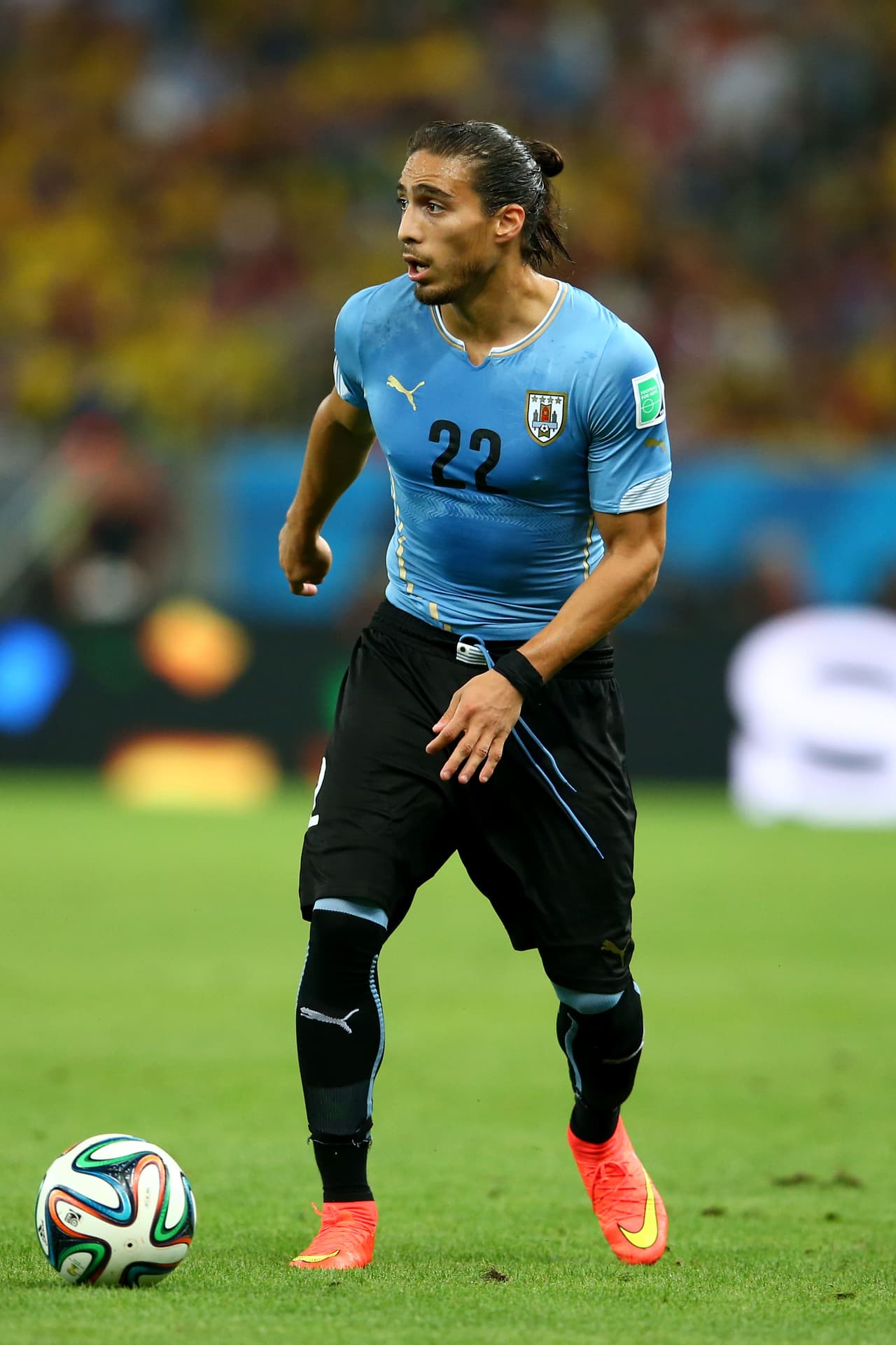 El uruguayo Martín Cáceres puede jugar de defensa central y también ocupar la posición de lateral izquiero y derecho. Fue mundialista con Uruguay en Sudáfrica 2010 y en Brasil 2014.