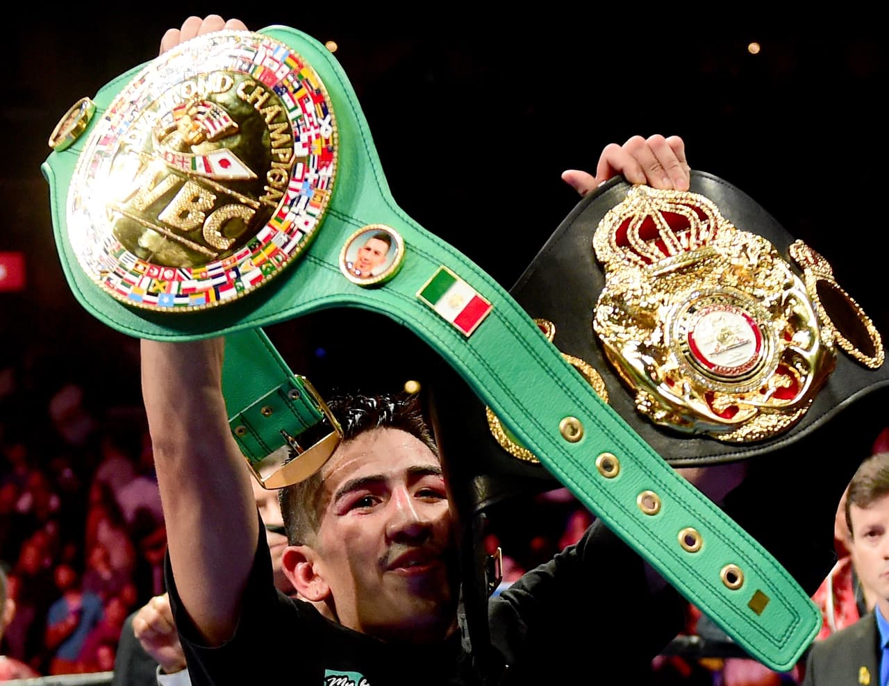 Leo Santa Cruz celebra su triunfo ante Abner Mares