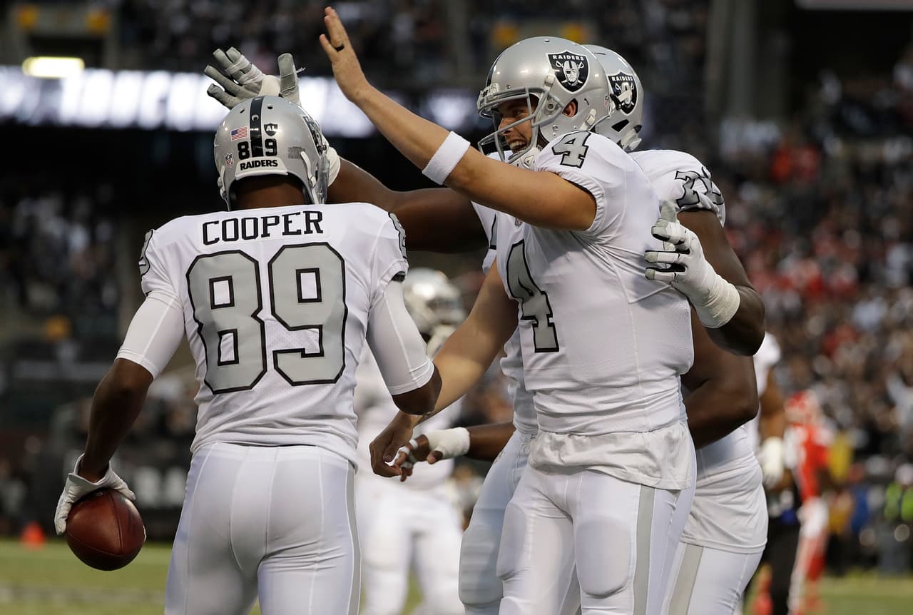 Raiders y Chiefs dieron un partidazo en el inicio de la Semana 7 que se tuvo que resolver hasta la última jugada donde Derek Carr encontró a Michael Crabtree en la anotación para darle la vuelta al marcador, Oakland 31-30 Kansas City en jueves por la noche.