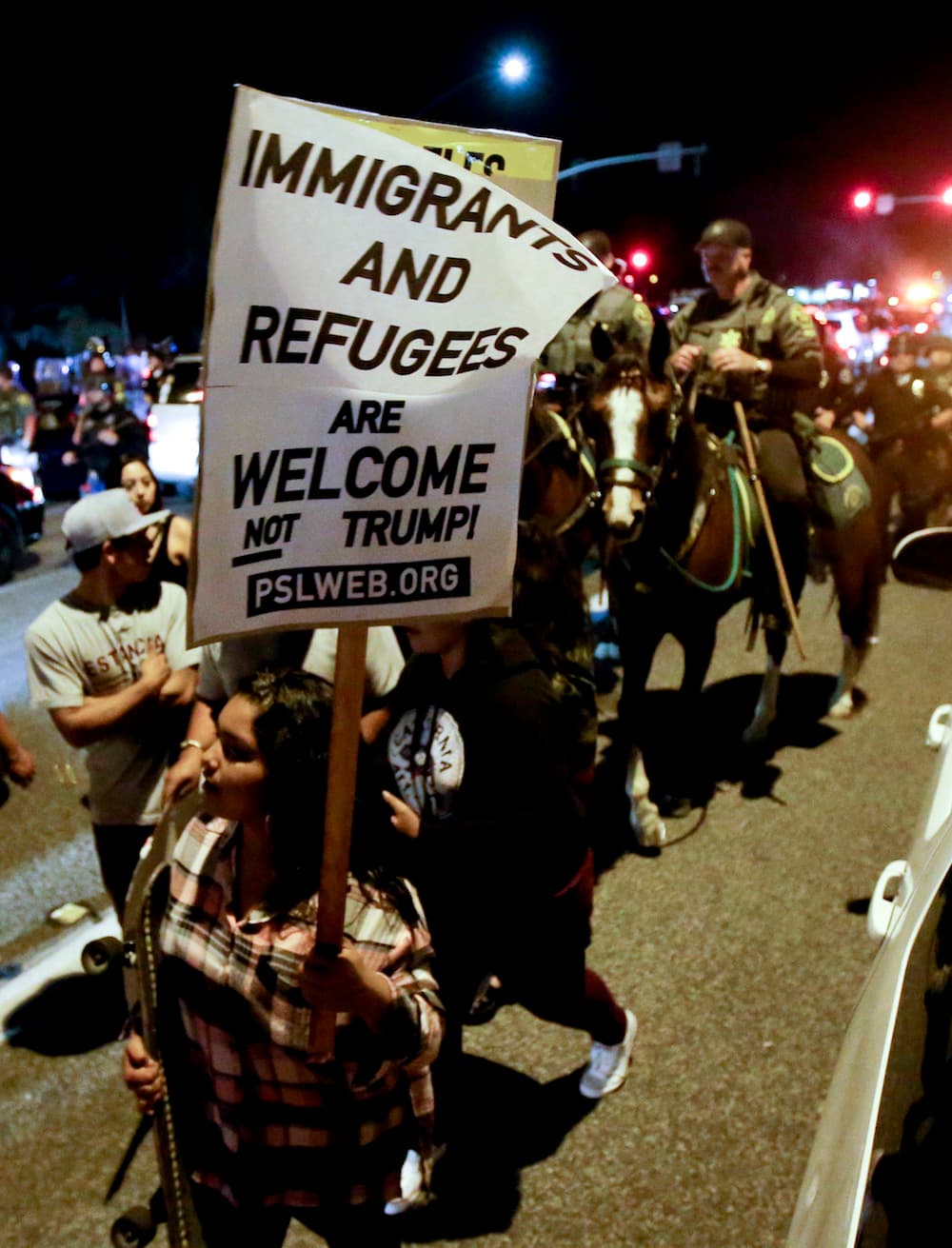 El tema de los inmigrantes y los refugiados también fue expuesto en carteles
