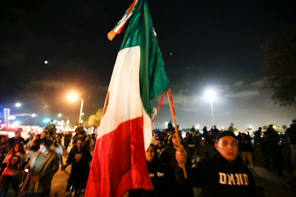 Muchos manifestantes llevaron banderas de México