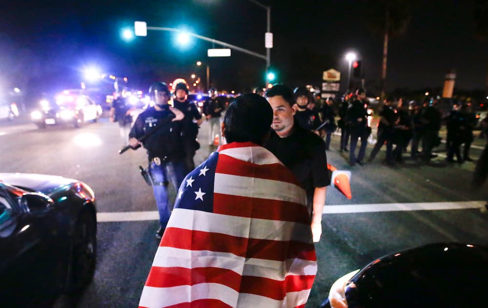 Los opositores a Trump hicieron frente a la policía y a los simpatizantes del precandidato