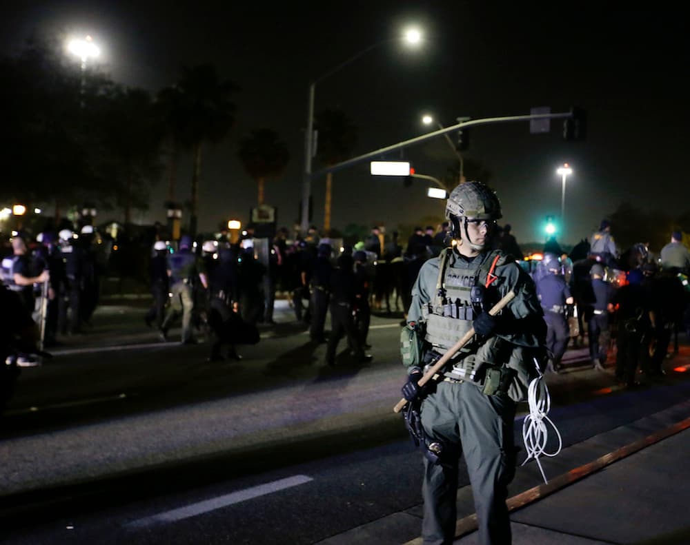 Se formó un cordón con agentes del orden para prevenir choques entre bancos enfrentados
