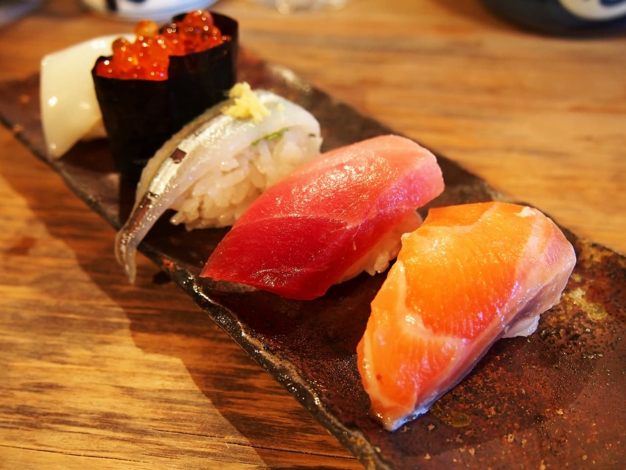 Nigiri: pieza de sushi, generalmente de pescado o marisco crudo, colocada sobre una bolita o bloque de arroz con vinagre. Los más populares son de atún o maguro, salmón o sake, hueva de erizo de mar o uni, bonito o hamachi, anguila o unagi, huevas de salmón (ikura) y de atún (masago). También puede ser de huevo o tamago.