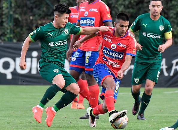 BOGOTA, COLOMBIA - AUGUST 14: Omar Vasquez (L) of La Equidad fights for the ball with Leandro Velasquez (R) of Deportivo Pasto during the match La Equidad v Deportivo Pasto as part of round 8 of Liga Aguila II at Metropolitano de Techo stadium in Bogota, Colombia. (Photo by Gabriel Aponte/Vizzor/LatinContent/Getty Images)