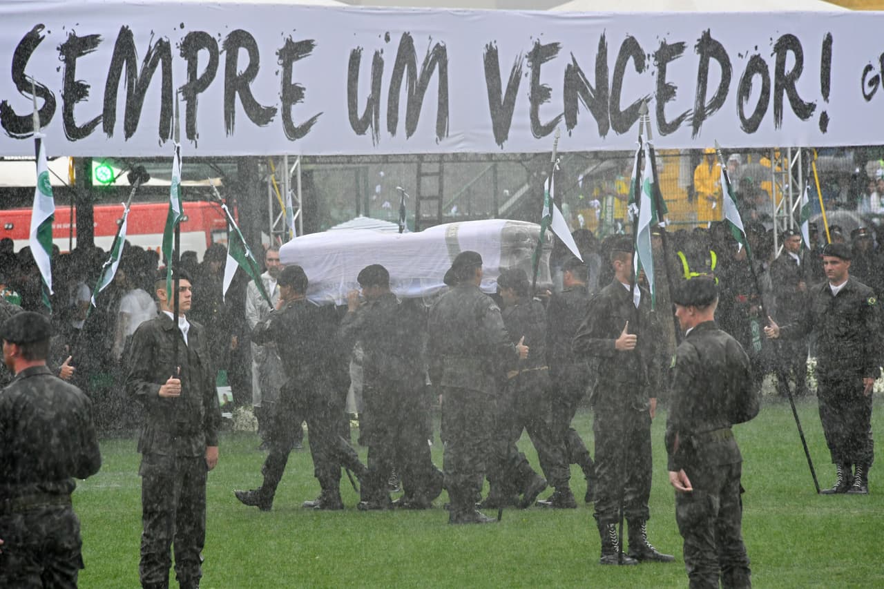 Más de 100,000 personas se dieron cita en el estadio del equipo para recibir los cuerpos de los futbolistas que fallecieron en el accidente aéreo.