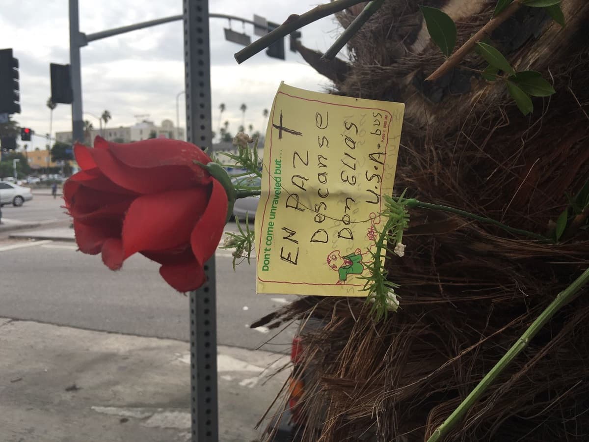 Una flor recuerda al chofer fallecido en el accidente, Elías Vides.
