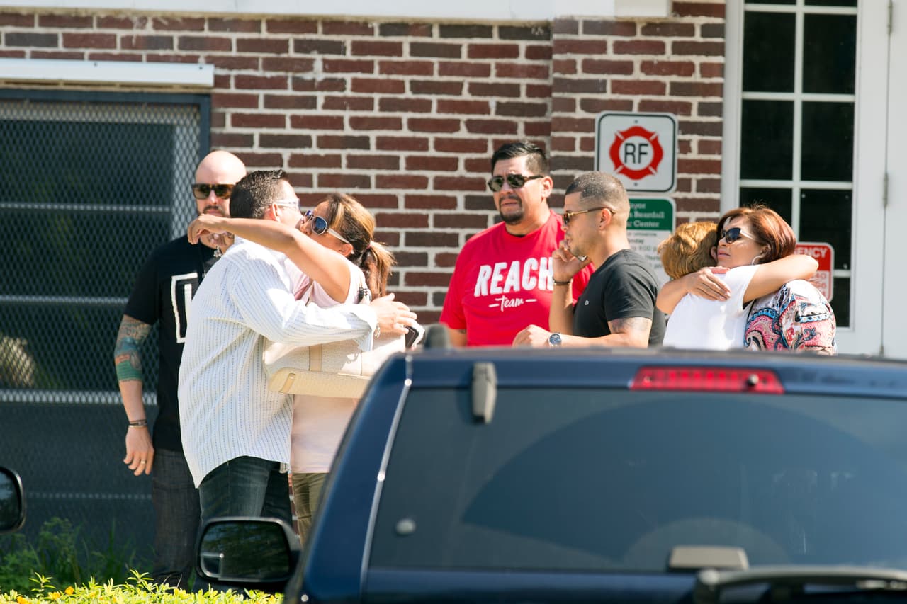 Las familias de las víctimas se encuentran en el Beardall Sr. Center de Orlando este lunes en la mañana, muy cerca del lugar de la tragedia. Este es el lugar de contacto entre familiares y autoridades.